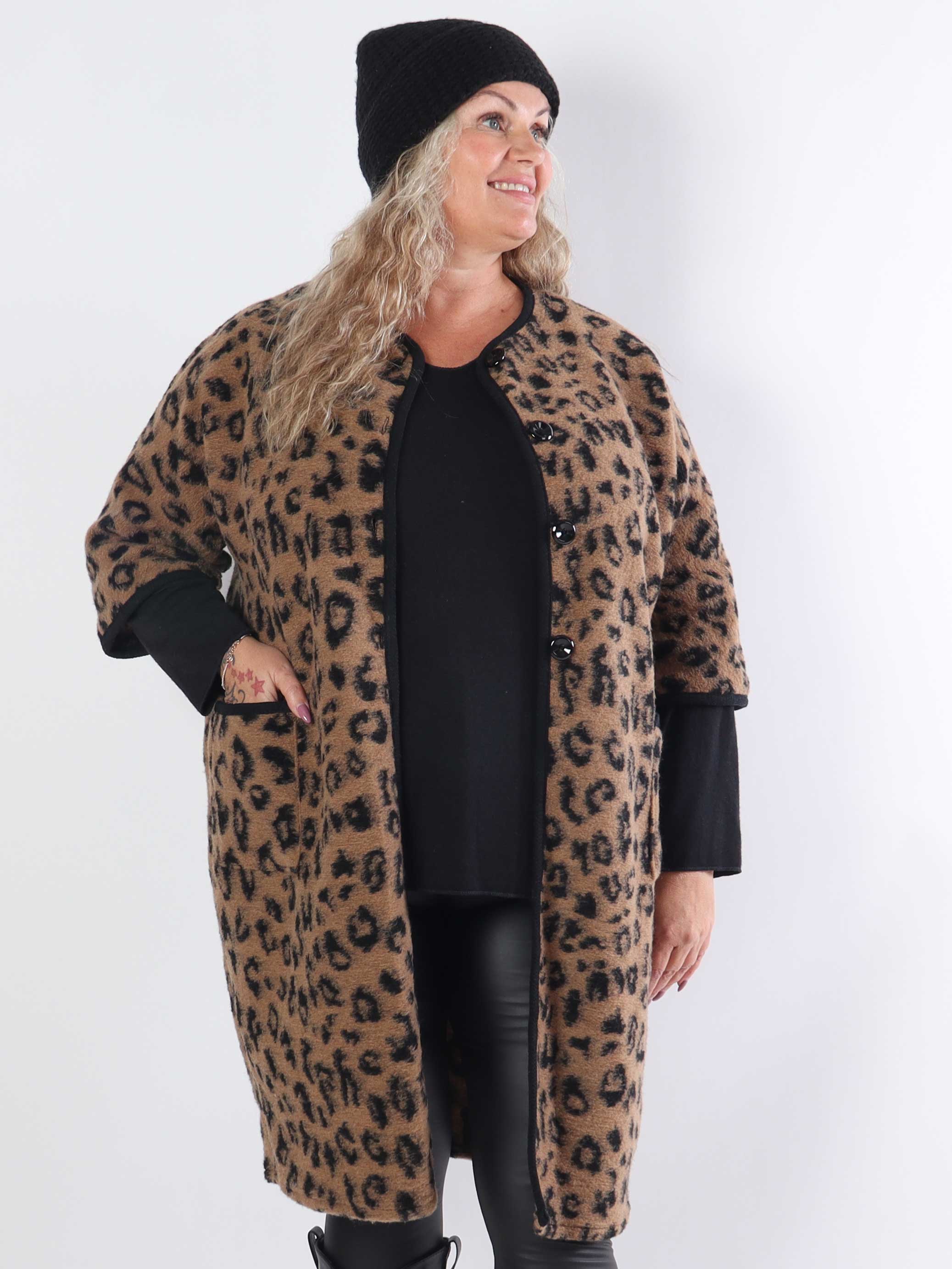 Arianna Leo- Plus size-kappa i leopardmönster med ullfoder